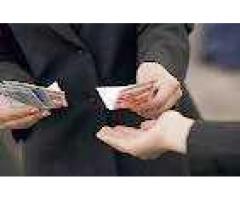  individuo che offre un prestito di denaro tra particolare